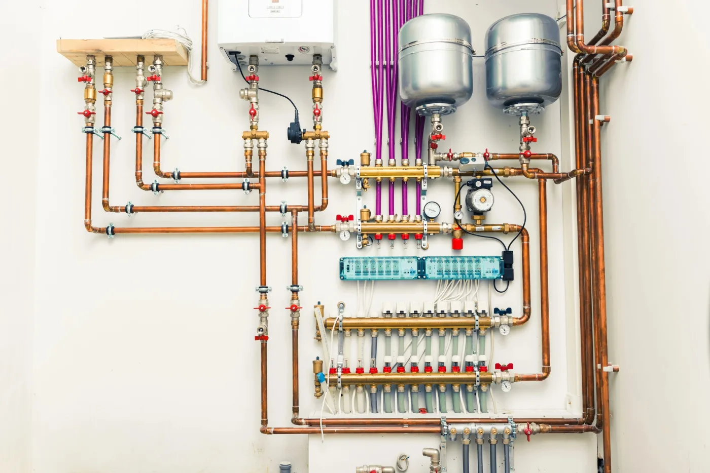 Chaudière gaz individuelle Vaillant et son circuit de distribution dans un logement parisien
